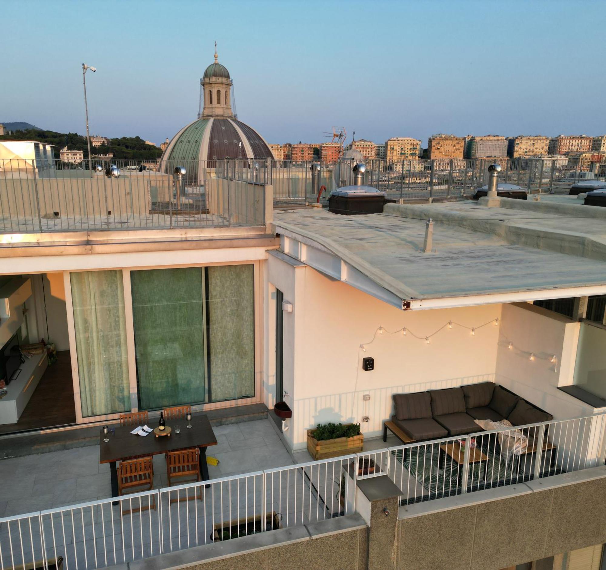 Ferienwohnung Attico Luxury Con Parcheggio E Terrazza Vista Mozzafiato Genua Exterior foto